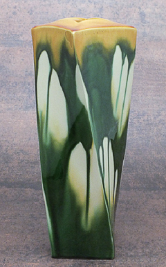 「三彩捻り花瓶」高さ31cm、12.8×12.4cm