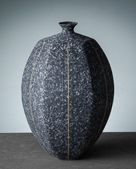 「吹泥金彩線文六角瓶」高さ34cm、23.5×21.5cm