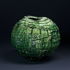 「緑釉壺」高さ22.5cm、径26cm