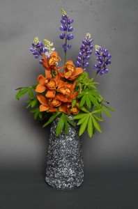 「吹泥金彩花入」高さ20.5cm、9.5×9.5cm