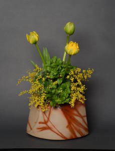 「緋襷花器」高さ16.6cm、26×14.8cm