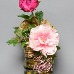 「織部手桶花生」高さ26cm、16.5×13cm